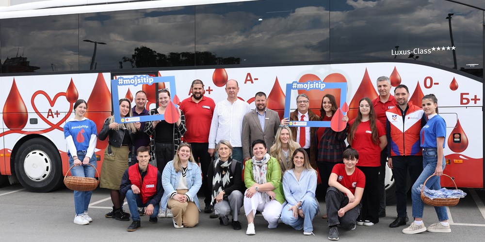 ZAPOSLENI U LIDLU I CRVENOM KRST OKUPLJENI OKO TRANSFUZIOMOBILA