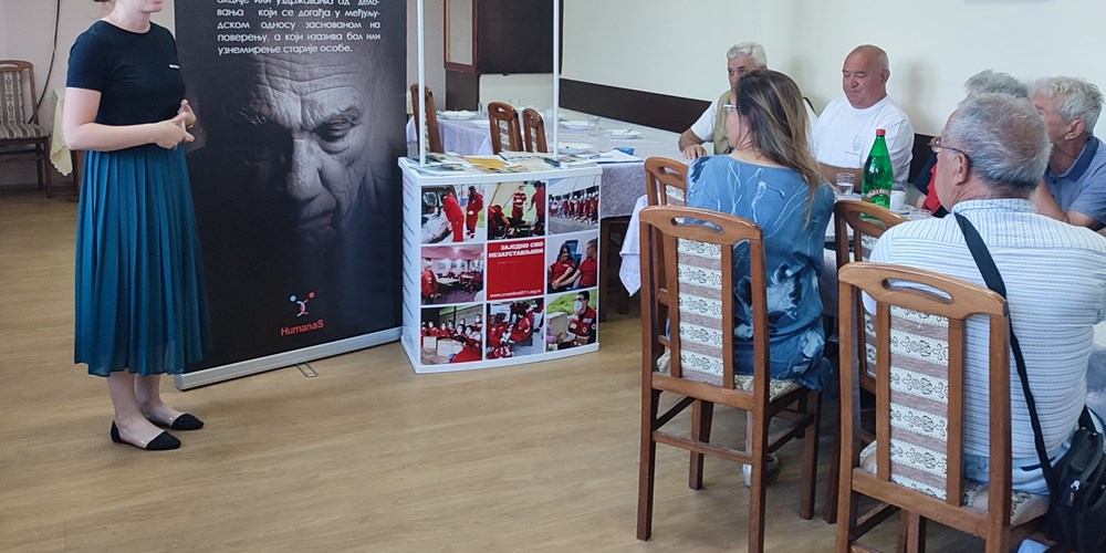 Učesnici predavanja u organizaciji Crvenog krsta Beograd i Crvenog krsta bečmen na predavanju povodom Međunarodnog dana borbe protiv nasilja nad starijim osobama