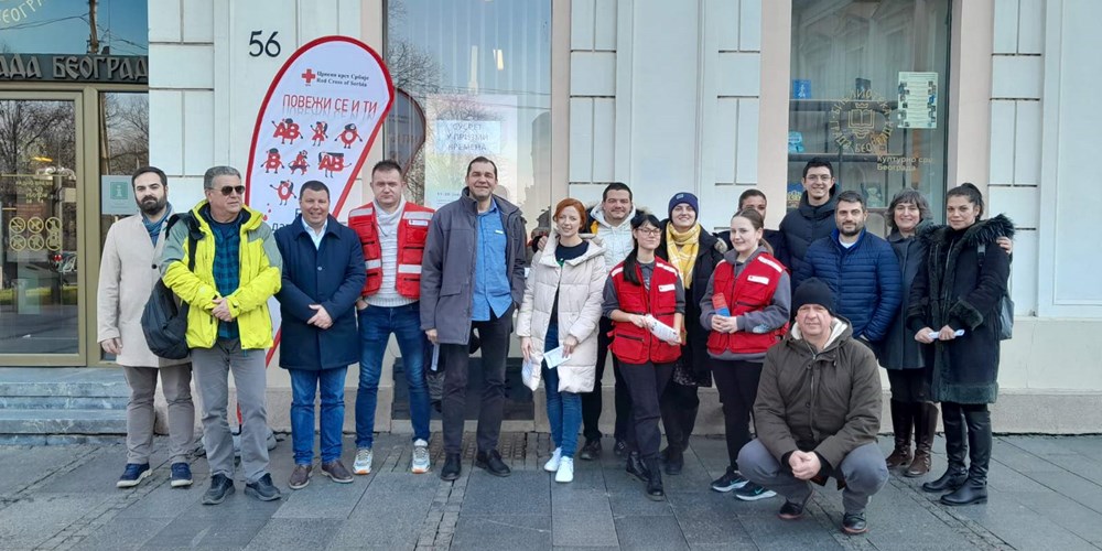 Profesionalci Crvenog krsta daju krv