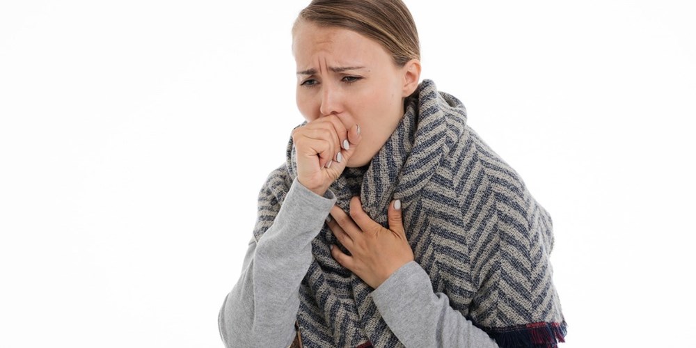 slika prikazuje osobu koja kašlje