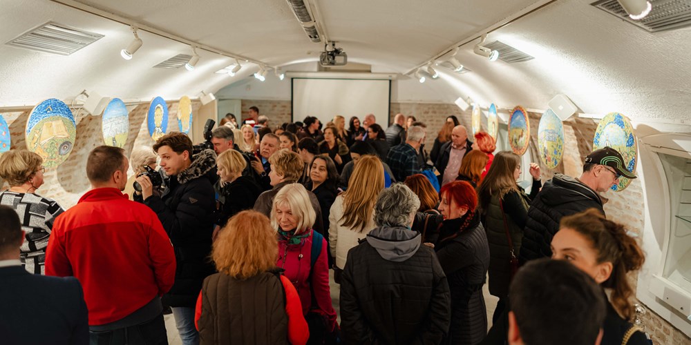 Crveni krst Beograd  otvorio izložbu slika  pod nazivom „LjUBAV PRKOSI VREMENU“